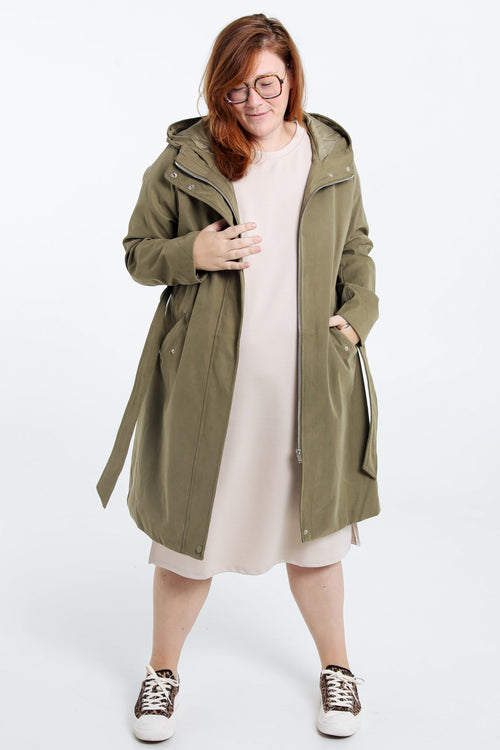 Halflange, effen trenchcoat met rits, kap en strikriem-Paprika-8