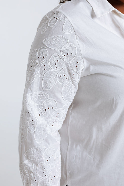 Effen hemd in poplin met borduurwerk op de mouwen-Paprika-4